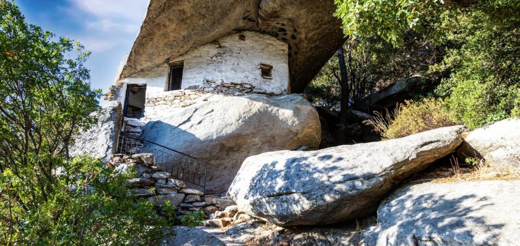 H Daily Mail γράφει για τα «αντιπειρατικά» σπίτια της Ικαρίας μέσα στους βράχους