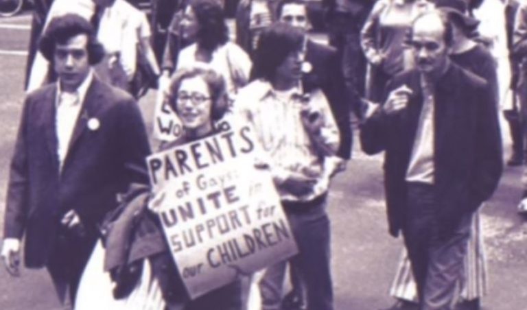 Πώς η αγάπη μιας μητέρας για τον γκέι γιο της ξεκίνησε μια επανάσταση