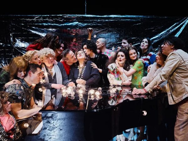 Η Λένα Κιτσοπούλου «σφάζει» όλο το ελληνικό θέατρο… «Μια νύχτα στην Επίδαυρο»