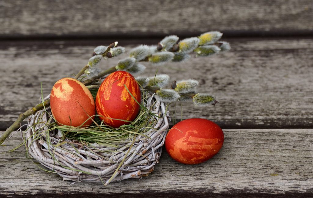 ΕΟΔΥ: Οδηγίες για το πασχαλινό τραπέζι – Τι πρέπει να προσέξετε με τα βαμμένα αυγά