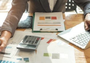 Εφοδοι εφοριακών σε συμβολαιογράφους για απλήρωτους φόρους