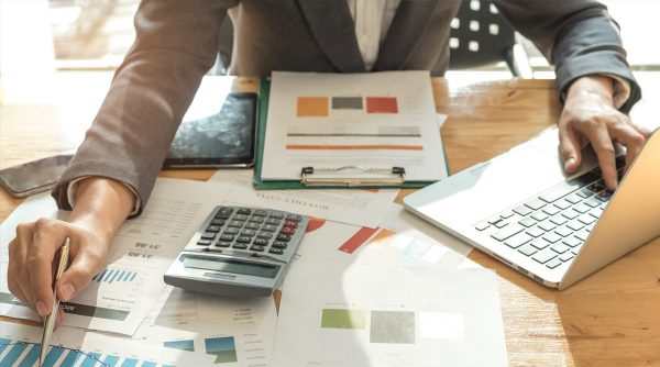 Εφοδοι εφοριακών σε συμβολαιογράφους για απλήρωτους φόρους