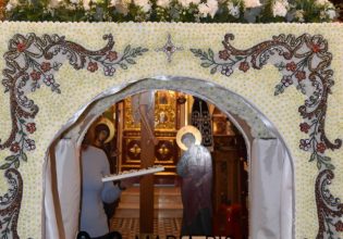 Επιβλητικός ο επιτάφιος με χιλιάδες πέρλες και χρυσάνθεμα στην Ουρανούπολη