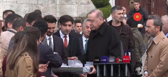 Ο Ερντογάν προσευχήθηκε στην Αγία Σοφία και κέρασε γλυκά τους δημοσιογράφους