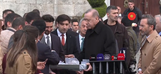 Ο Ερντογάν προσευχήθηκε στην Αγία Σοφία και κέρασε γλυκά τους δημοσιογράφους