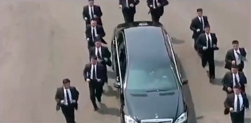 Η τεράστια φρουρά του Ερντογάν τρέχει πίσω από το αμάξι του – Σάλος εν μέσω ακρίβειας στην Τουρκία