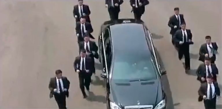 Η τεράστια φρουρά του Ερντογάν τρέχει πίσω από το αμάξι του – Σάλος εν μέσω ακρίβειας στην Τουρκία