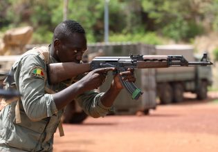 Συνεργασία Κίνας και Μάλι: Η αφρικανική χώρα παρέλαβε στρατιωτικό εξοπλισμό