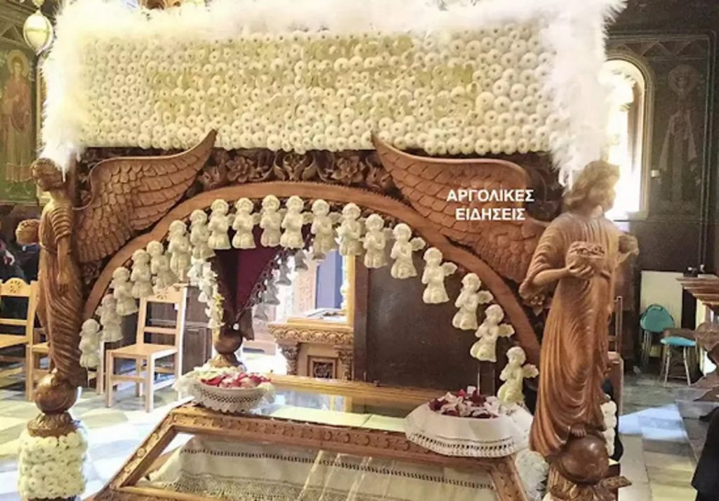 Τέμπη: Ο επιτάφιος με 57 αγγελάκια για τα θύματα της τραγωδίας