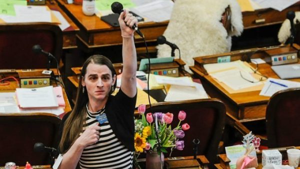 Διακρίσεις στις ΗΠΑ: Ρεπουμπλικάνοι απαγόρευσαν σε Δημοκρατική τρανς βουλεύτρια να παρίσταται σε συνεδριάσεις