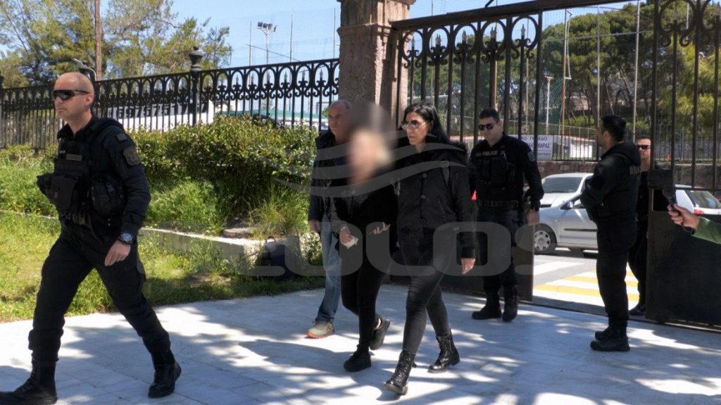 Μυτιλήνη: Στον ανακριτή η 49χρονη που έβαλε φωτιά στον σύζυγό της – «Την χτυπούσε»