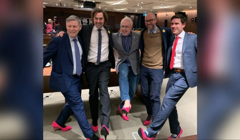 Βία κατά των γυναικών: Το μήνυμα των καναδών πολιτικών με ροζ ψηλοτάκουνα που δεν εκτιμήθηκε ιδιαίτερα