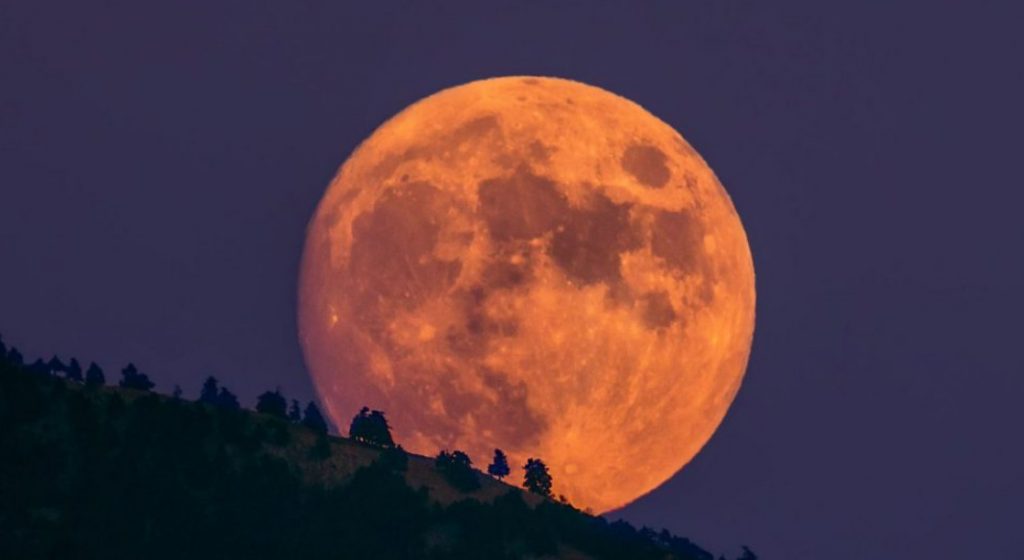 Ροζ πανσέληνος: Απόψε τα μεσάνυχτα το πρώτο ολόγιομο φεγγάρι της άνοιξης