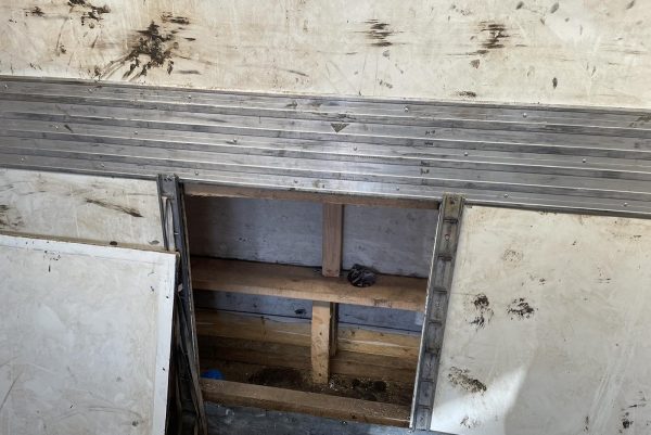 Διακίνηση μεταναστών στη Θεσσαλονίκη: Τους μετέφερε σε ειδική κρύπτη φορτηγού – Ανάμεσα τους και ένα ανήλικο παιδί