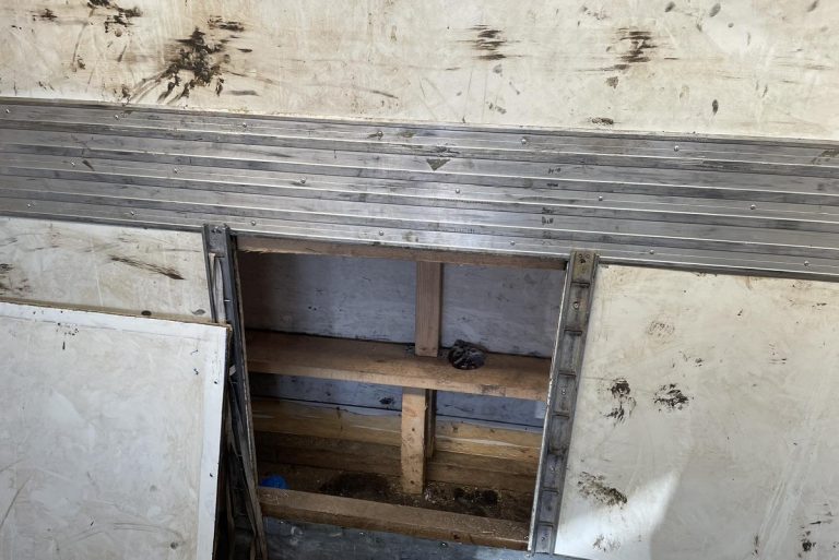 Διακίνηση μεταναστών στη Θεσσαλονίκη: Τους μετέφερε σε ειδική κρύπτη φορτηγού – Ανάμεσα τους και ένα ανήλικο παιδί