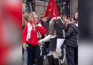 «Μην αγγίζετε τη Φρουρά του Βασιλιά!» – Το viral βίντεο με την κατατρομαγμένη τουρίστρια