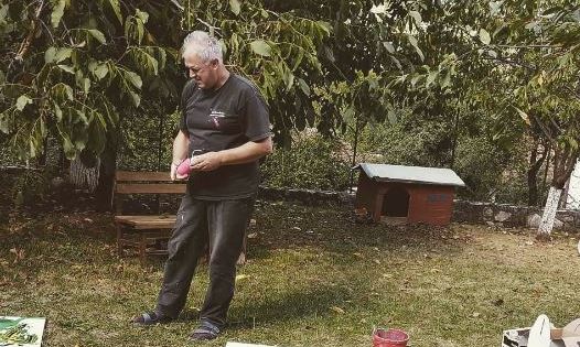 Ποιος είναι ο καλλιτέχνης από τη Βόρεια Μακεδονία που κουκουλοφόροι της Χρυσής Αυγής διέλυσαν την έκθεσή του;