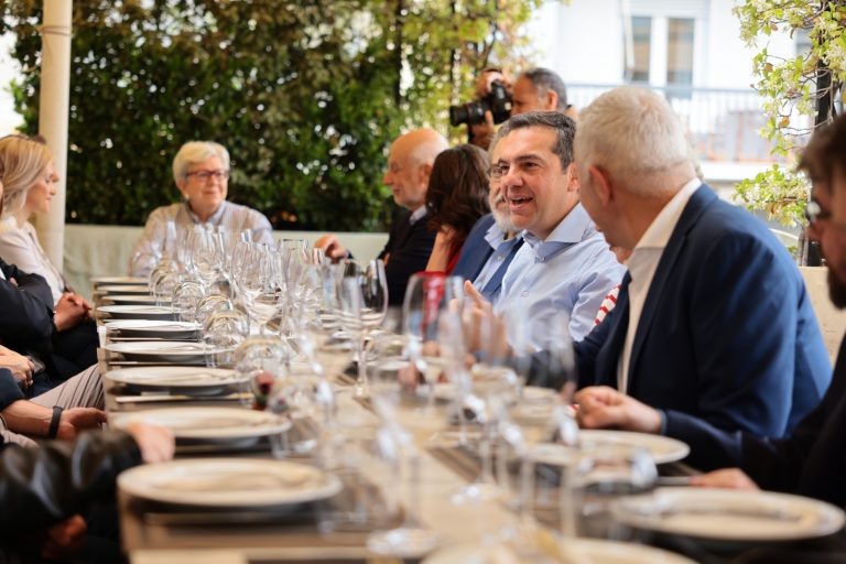 Γεύμα Τσίπρα με τους υποψηφίους του ψηφοδελτίου Επικρατείας