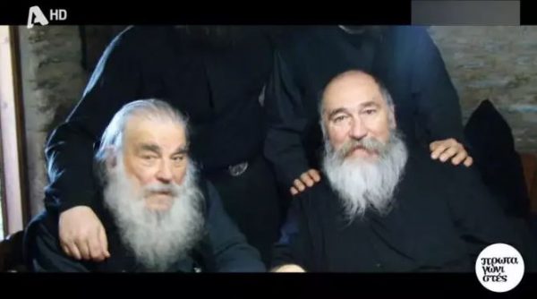 «Ο Τζίμης Πανούσης παρακολουθούσε με ευλάβεια τη λειτουργία, όλοι αναρωτιόνταν αν ήταν αυτός»