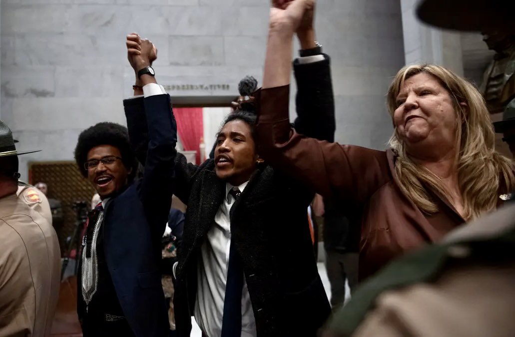 Όπλα στις ΗΠΑ: Δύο νεαροί μαύροι βουλευτές αποπέμφθηκαν επειδή διαδήλωσαν στο κοινοβούλιο του Τενεσί για αυστηρότερο έλεγχο