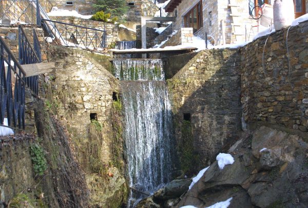 «Μεσίτρια» πουλούσε σπίτια πολιτών στο Πήλιο – Πώς την ανακάλυψε ομογενής στη Μασαχουσέτη