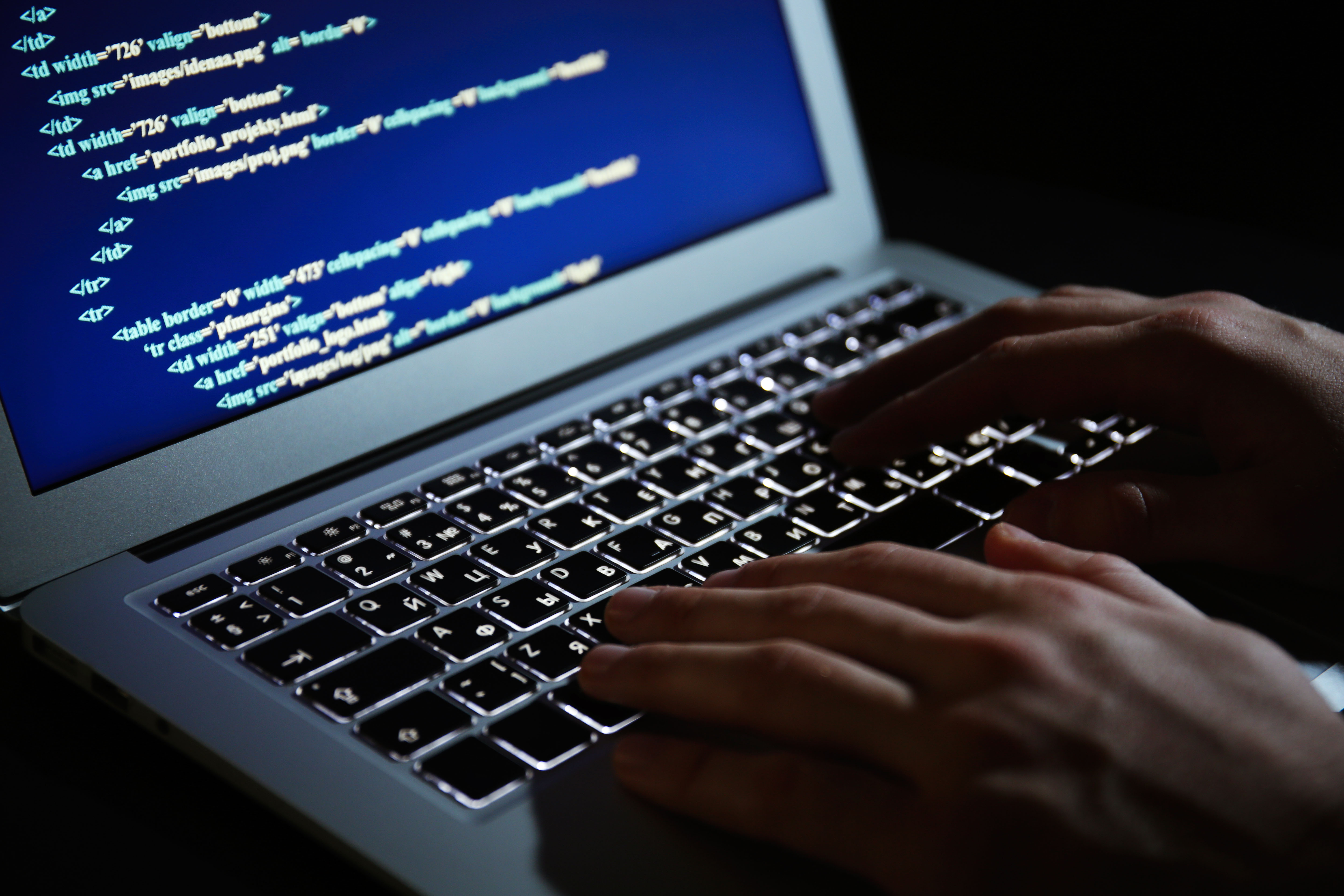 Σκοτεινός Ιστός: Έφοδος διωκτικών αρχών σε ηλεκτρονικό κατάστημα για κυβερνοεγκληματίες