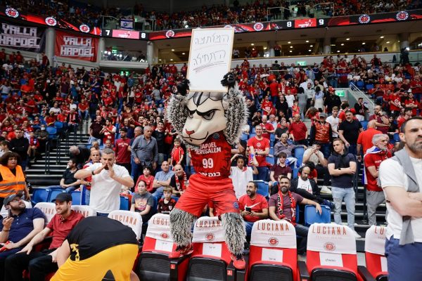 Απίστευτο: Η μασκότ της Χάποελ Ιερουσαλήμ φαίνεται σε βίντεο να χτυπά τον γυμναστή της ΑΕΚ