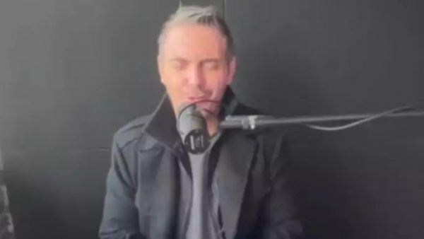 Ο Μιχάλης Χατζηγιάννης ερμηνεύει «Ω γλυκύ μού έαρ» για την Μεγάλη Παρασκευή