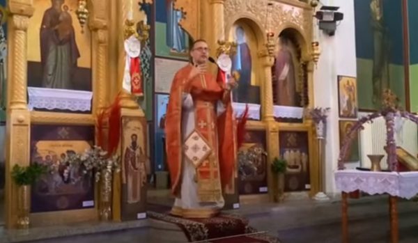 «Είμαστε πελάτες στις σεξεργάτριες αλλά τις λιθοβολούμε» – Το κήρυγμα ιερέα