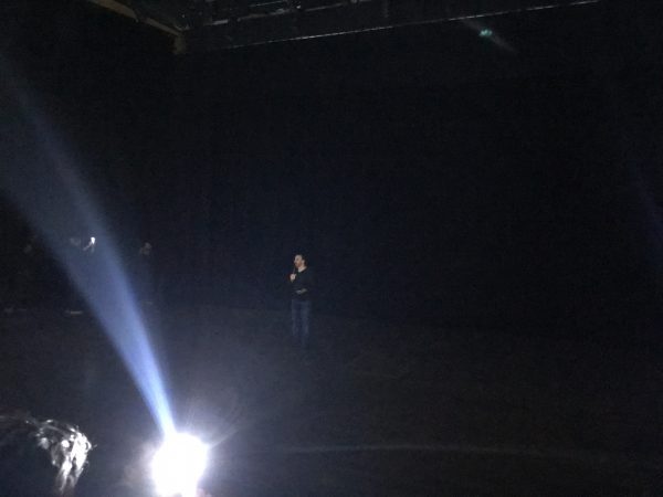 Μια συγκλονιστική εμπειρία – Το in στην πρώτη stand up παράσταση στο απόλυτο σκοτάδι