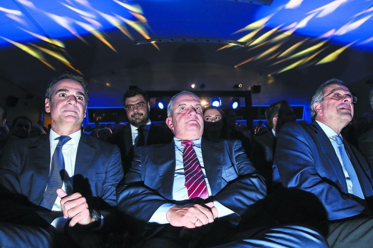 Μητσοτάκης: Στην πλατεία με τους πρώην – «Βάζουν πλάτη» Σαμαράς και Καραμανλής