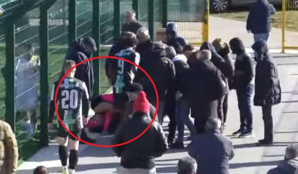 Γυναίκα διαιτητής έσωσε ηλικιωμένο – Διέκοψε αγώνα για να του κάνει ΚΑΡΠΑ