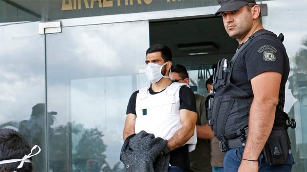 Διπλό φονικό στα Ανώγεια: Τα μοιρολόγια της μάνας του Ξυλούρη έξω από τα δικαστήρια