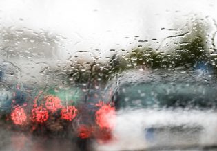 Καιρός: Έφτασε η κακοκαιρία στην Αττική – Ισχυρή βροχόπτωση στα βόρεια προάστια