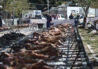 Χιλιάδες πολίτες στο πάρκο Τρίτση στο γλέντι της Περιφέρειας για το Πάσχα – Δεκάδες σούβλες, χορός και κέφι