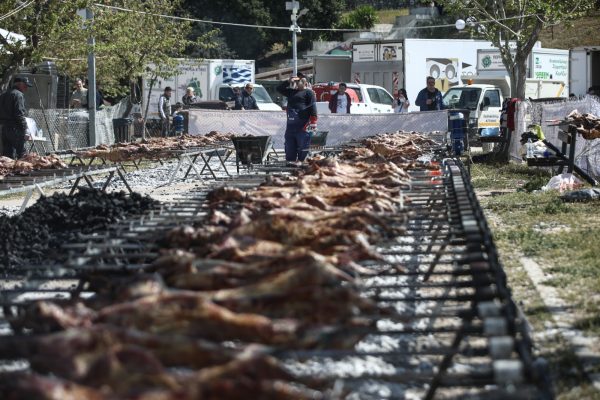 Χιλιάδες πολίτες στο πάρκο Τρίτση στο γλέντι της Περιφέρειας για το Πάσχα – Δεκάδες σούβλες, χορός και κέφι