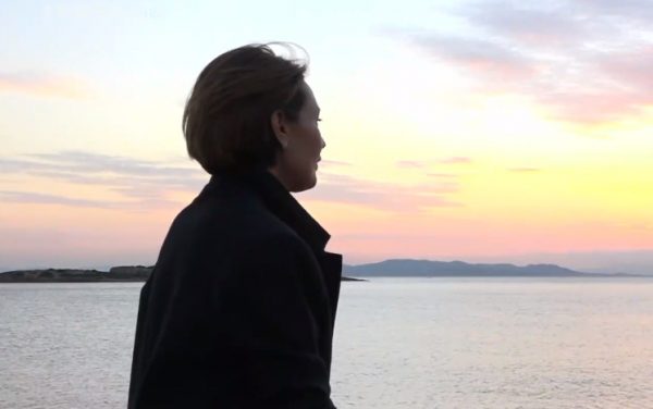 Μία μητέρα που νίκησε τον καρκίνο του μαστού μιλάει για την εμπειρία της και συγκινεί