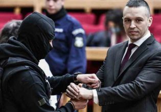 Η έκδυση του Κασιδιάρη και οι γρίφοι για τους δικαστές