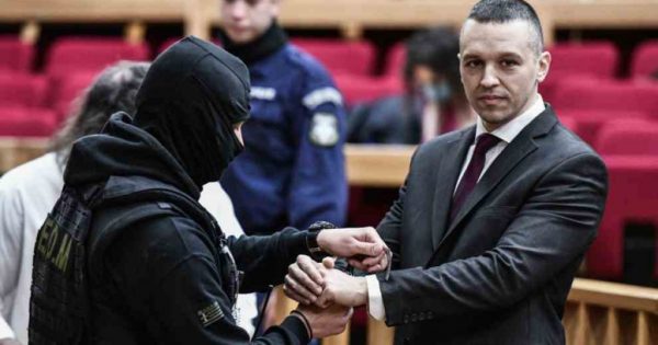 Η έκδυση του Κασιδιάρη και οι γρίφοι για τους δικαστές