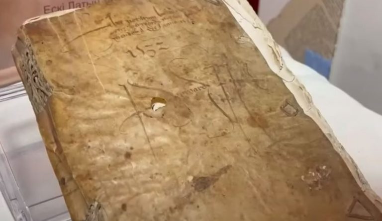 Το μυστήριο χειρόγραφο του Καζακστάν – Είναι καλυμμένο με ανθρώπινο δέρμα