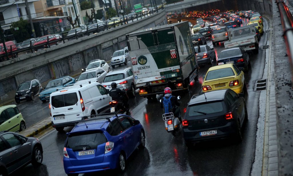 Κυκλοφοριακό κομφούζιο στην Αθήνα – Ουρές χιλιομέτρων στον Κηφισό