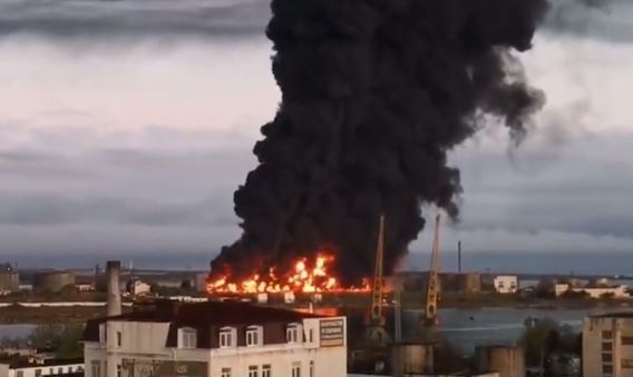 Πόλεμος στην Ουκρανία: Δεξαμενή καυσίμων στις φλόγες στην Κριμαία - Δείτε βίντεο