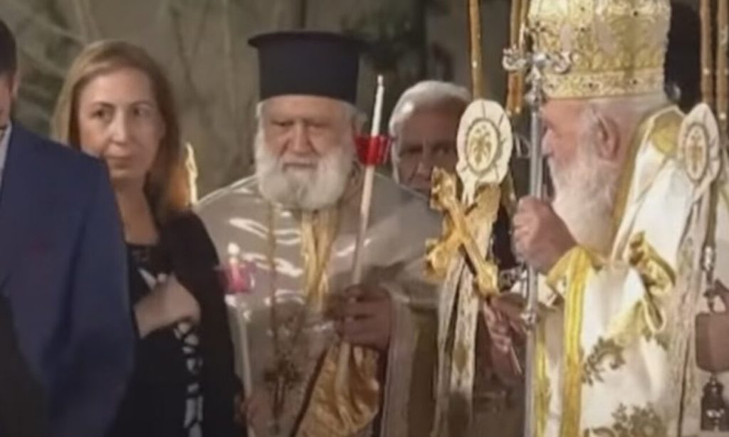 Ανάσταση: Πήραν φωτιά τα μαλλιά της Μαριλίζας Ξενογιαννακοπούλου στη Μητρόπολη