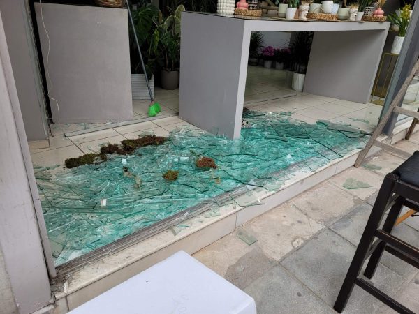 Τρελή πορεία αυτοκινήτου στη Λάρισα – Έπεσε πάνω σε βιτρίνα καταστήματος