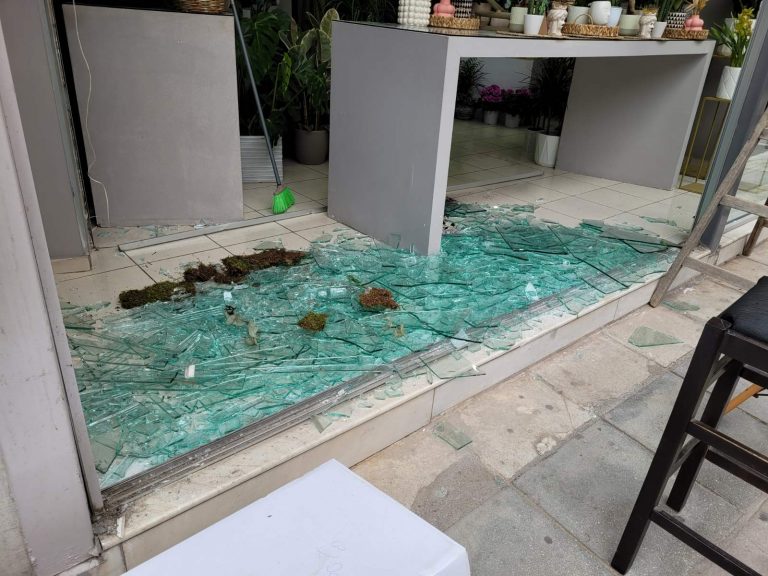 Τρελή πορεία αυτοκινήτου στη Λάρισα – Έπεσε πάνω σε βιτρίνα καταστήματος