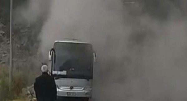 Βίντεο με το λεωφορείο που πήρε φωτιά – Μετέφερε μαθητές από τη Θεσσαλονίκη