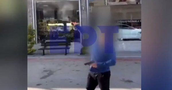 Λίοσια: Νεαρός πυροβολεί με δύο όπλα στον αέρα – Βίντεο ντοκουμέντο