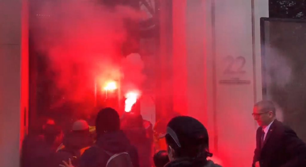 Διαδηλώσεις στην Γαλλία: Διέρρηξαν το κατάστημα της Louis Vuitton στα Ηλύσια Πεδία