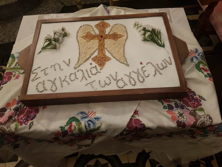 Τέμπη: Το μοιρολόι που συγκίνησε στο μνημόσυνο για τα 57 θύματα