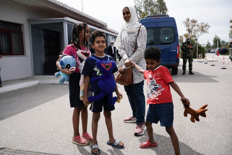 Με μία κούκλα στα χέρια κι ένα χαμόγελο